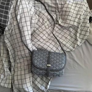 Axel väska  - Riktigt fin axel väska