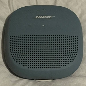 Bose SoundLink Micro - Bose SoundLink Micro är en trådlös Bluetooth-högtalare. Enheten är i gott skick utan synliga repor eller skador. 