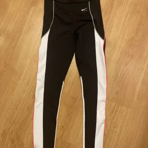 Nike träningsbyxor  - Super snygga Nike träningsbyxor i stl: Xs/S! ALDRIG ANVÄNDA, inte ens provade
