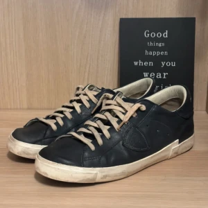 Philippe model - Säljer mina Philippe modell - storlek 43 / lite platt i hälen, annars är de ingen fara. Allt og finns kvar, hör av dig vid mer info mvh