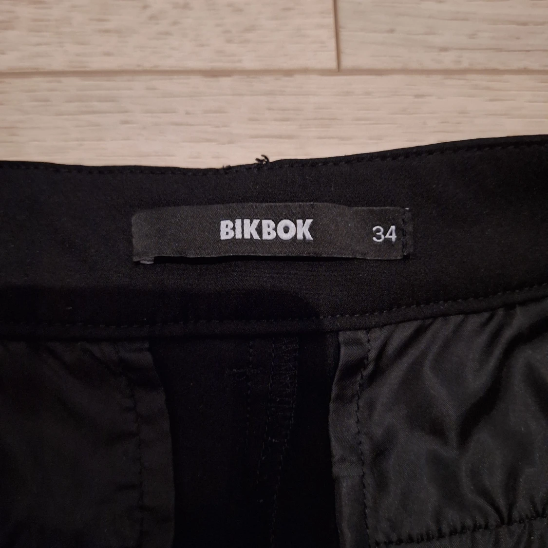 Svarta kostymbyxor från Bik Bok - 4