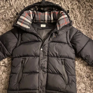 Burberry jacka  - Säljer denna skriv till mig om mer info 