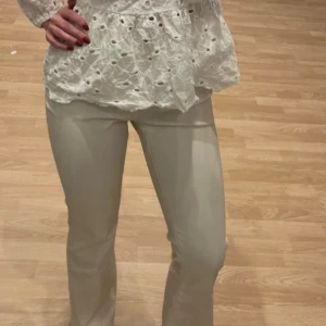 Beige bootcut jeans med hög midja - Snygga beige jeans med bootcut och hög midja. Byxorna är i läder imitation och jätte stretchiga och bekväma. Endast använda 2 gånger. Passar mig som är 1.58 bra i längden 🤎