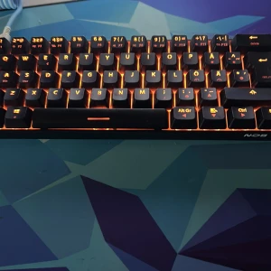 NOS Mini Keyboard V2 RGB C250 - Kompakt 60% mekaniskt tangentbord med röda linjära switchar och RGB-belysning i flera lägen. USB-C anslutning med flätad kabel. Tangenter och belysning i mycket fint skick, inga synliga defekter eller slitage. Perfekt för gaming och produktivitet. Säljer för att jag ska köpa ett nytt tangetbord OBS!!! Den blåa kabeln följer ej med det är en annan svart som ursprungligen kom med paketet. Hade råkat vänt på spacebar knappen därför ser det litet tokigt ut men har fixat den nu😅 Jag lade till en bild
