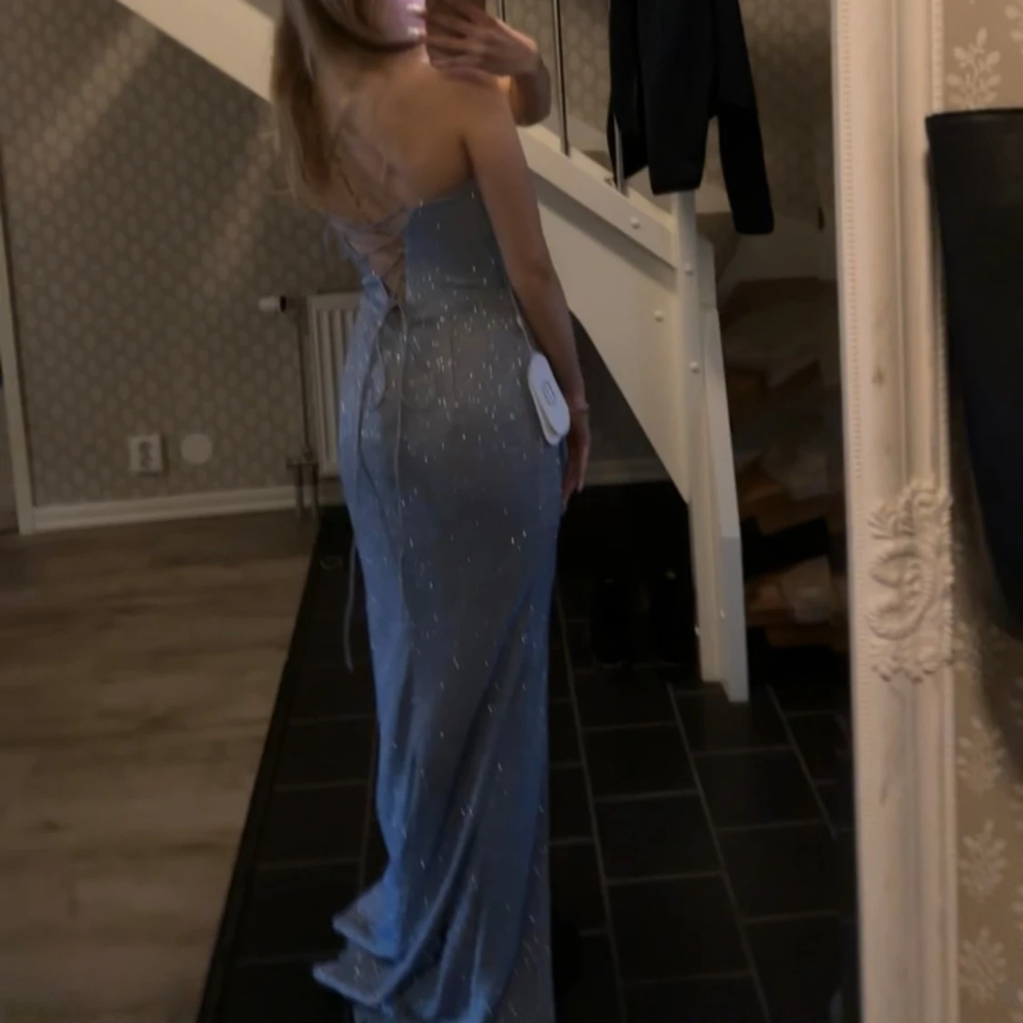 Glittrig blå långklänning med snörning