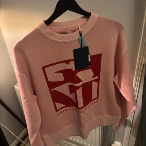 Rosa sweatshirt med rött GANT-logo XS - Super söt halt tröja i storlek xs i ny sick alltså aldrig använd med lapparna kvar, köpt för 1200 men säljer för endast 699