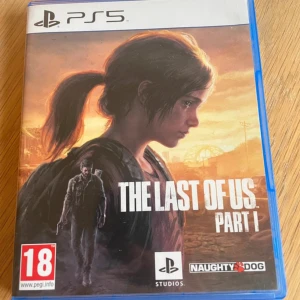 The Last of Us Part I (PS5) - Mycket bra skick. Inga synliga tecken på repor eller skador på fodral/skiva. Väldigt bra och läskigt spel