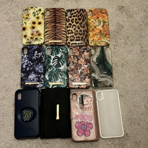 iDeal of Sweden skalpaket för iPhone XR/11 - 12 snygga iDeal of Sweden och andra märken  skal för iPhone XR/11 i olika mönster och färger, inklusive plånboksfodral. Skalen är i varierande skick, vissa med mindre slitage och repor. Det orangea skelet liten spricka men inget som påverkar användningen. Ottorbox skalets höj knapp trasig. Perfekt för dig som vill byta stil ofta eller behöver reservskal. Pris kan diskuteras men billigt, köp gärna alla.