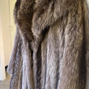 Brun pälsjacka med bred krage - Vintage marmot päls,  skräddarsydd från italien, silkestyg i. Nypris 13.500kr