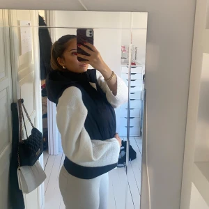 Svart väst med luva  - En stilren svart väst med luva. Aldrig använd och funkar för folk med både S och XS💕