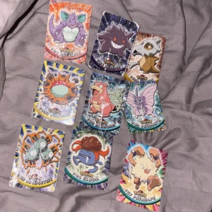 Pokémon samlarkort - Klassiska karaktärer - Coolt set med Pokémon samlarkort! Här hittar du favoriter som Gengar, Nidoking, Cubone, Slowbro och fler. Perfekt för dig som älskar Pokémon och vill utöka din samling eller byta med vänner. Färgglada och nostalgiska motiv som passar både unga och unga vuxna. Dåligt / acceptabelt skick 