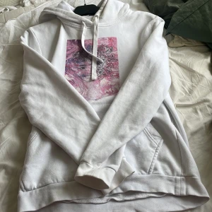 The cool elephant hoodie  - En jättefin the cool elephant hoodie i storlek S , mönstret finns i bild 1 och 2 👌🏼 nypris 600kr Mitt pris : 200kr