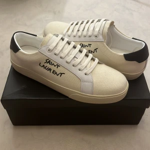 Saint Laurent  - Säljer ett par Saint Laurent. Helt nya skick 10/10. Storlek 43. Nytt pris =5160kr.Pris kan diskuteras🙌 box med dustbag 