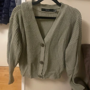 Fin grön  stickad kofta från Vero Moda - Jätte fin kofta fårn veromoda med en jätte fin grön färg. Passar perfekt nu till vintern och höst. Säljer då jag ej använder den, storlek S. 