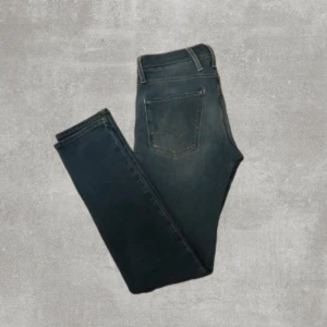 Replay Anbass jeans  - Skick: 8/10 | Pris: 349 kr | Storlek: W28 L32 | Kontakta mig vid frågor. 