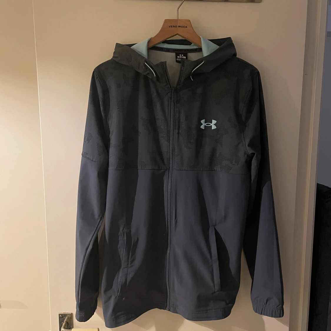 Mörkblå vindjacka från Under Armour