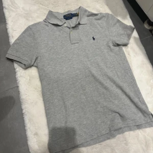 Ralph Lauren pike - Super snygg ralph lauren pike i slim fit. Mycket bra skick. Inga defeketer. Strl 14-16 eller xs.  Fraktar inom 48 timmar!