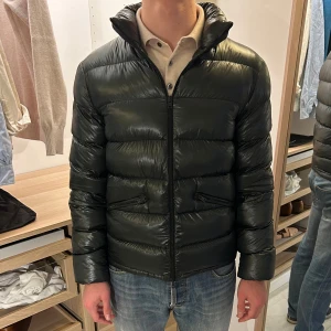 Herno Jacka  - Snygg mörkgrön vinterjacka från Herno😁| Skick: 9,5/10, inga defekter | Size: S | Nypris: 4999 :- | Modellen är 175 cm och väger 70 kg | Tveka inte att kontakta mig vid frågor😁