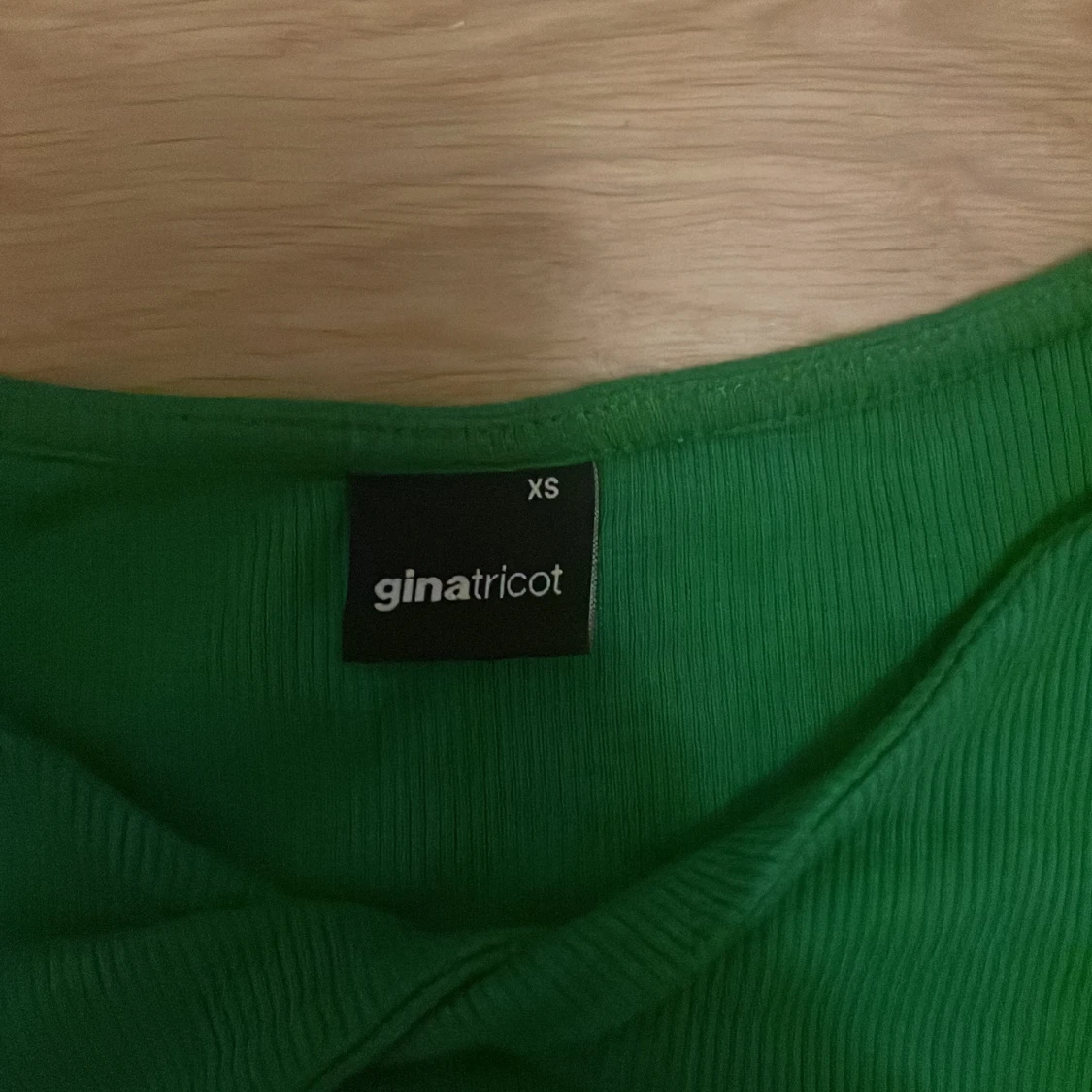 Grön croppad långärmad topp Gina Tricot - 4