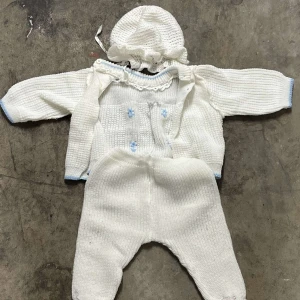 Vita stickade babybyxor - Säljer ett par söta vita stickade babybyxor ni med ribbad struktur. Byxorna är mjuka och har en klassisk passform, perfekta för små barn. Matchar fint med stickad tröja och mössa i samma stil.