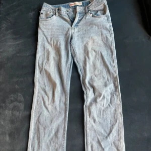Lågdmijade jeans  - Från Levis , raka Lågmidjade 