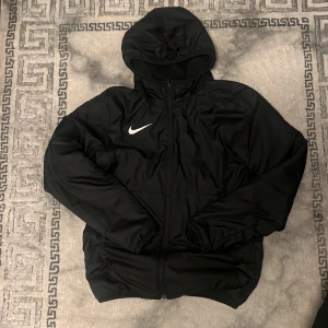 Svart vindjacka från Nike med fleece - Svart jacka från Nike, med fleece-lining. Storlek S. Pris kan diskuteras. 