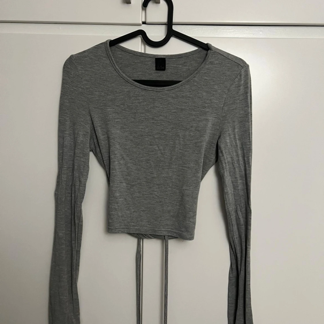 Grå croppad långärmad topp med snörning