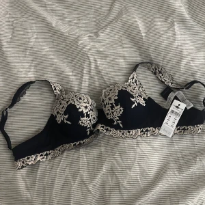  Intimissimi bh  - Intimissimi bh,prislapp på,ny,djur i hemmet,normal i storleken!❣️