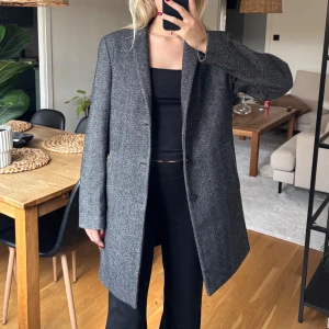 Rock - Kappa / rock från Jack & Jones Premium i melerad grå/svart. 40% Ull. (Tips, säljs billigare på min Vinted då de ej tar 5% av försäljningen, @emmasandbrg)