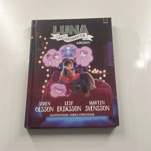 Luna och superkraften: Kärleken - Följ Luna som försöker hantera sin superkraft och vardagens utmaningar kring vänskap och kärlek. Perfekt för unga som gillar spänning, humor och att läsa om känslor och relationer. Illustrerad av Andrea Femerstrand. 