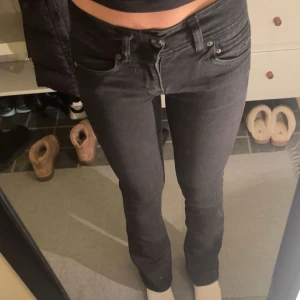 Svarta bootcut jeans från G-star - Snygga svarta jeans med bootcut passform. Modellen heter Midge mid bootcut. Storleken är w24 L 32. Klassisk femficksmodell med dragkedja och knapp framtill. Jeansen har en smal siluett och går att justera i midjan. (Jag är 165 cm)