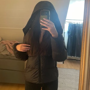 Vinter jacka - Säljer den här dunjackan från Calvin Klein💕jackan köptes för 2700 men jag säljer den för 2000. Blev bara använd en vinter