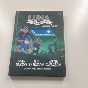 Luna och superkraften: Väderhemligheten - Följ Luna och hennes vänner på ett spännande äventyr där mystiska väderfenomen och superkrafter står i centrum. Perfekt för unga som gillar mysterier, vänskap och nattliga upptäcktsfärder under stjärnhimlen!