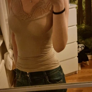 Hudnära linne med spets - Säljer detta linne då det inte längre kommer till användning. Det är något genomskinligt🩷