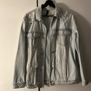 Ljusblå jeansjacka från Stradivarius - Snygg ljusblå jeansjacka från Stradivarius i storlek M. Jackan har slitna detaljer vid axlarna, 