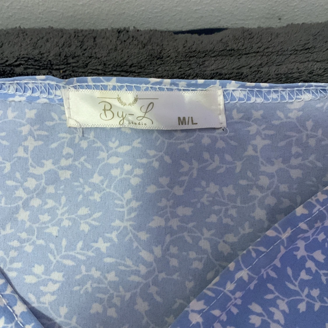 Blommig blå omlottblus från By-L - 1