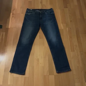 Blå raka jeans - Mörkblå jeans med klassisk femficksdesign och raka ben. Jeansen har en normal passform och subtila slitningar framtill för en avslappnad look. Perfekta till vardags och lätta att matcha med olika stilar. Pris kan diskuteras även byten