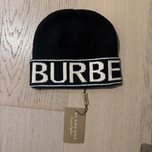 Svart Burberry mössa  - Helt ny. Perfekt till vintern 