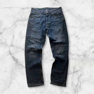 Blå raka jeans från Zara, strl 40 - Snygga blå jeans från Zara i klassisk rak modell med fem fickor och knappgylf. Jeansen har en mörk tvätt och är tillverkade i bomull. Passar dig som gillar en enkel och tidlös look med normal passform. Nypris 429kr: Mitt pris 249kr!