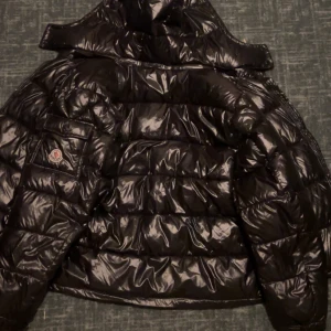 Moncler Maya  - En snygg vinterjacka från moncler storlek M och jag är 178cm lång passar bra 