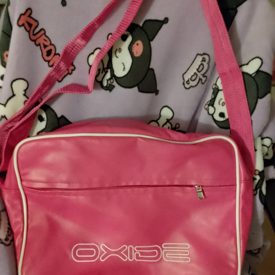 Rosa axelväska från Oxide - 1