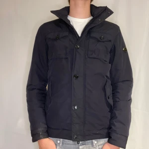 J.Lindeberg Fieldjacka - Riktigt snygg j.lindeberg Fieldjacka i bra skick förutom en lagning inuti en av fickorna som gör att den ej går att stänga helt . Storlek M modellen är 185 ish ! || pm frågor / Funderingar ! || Mvh ! 