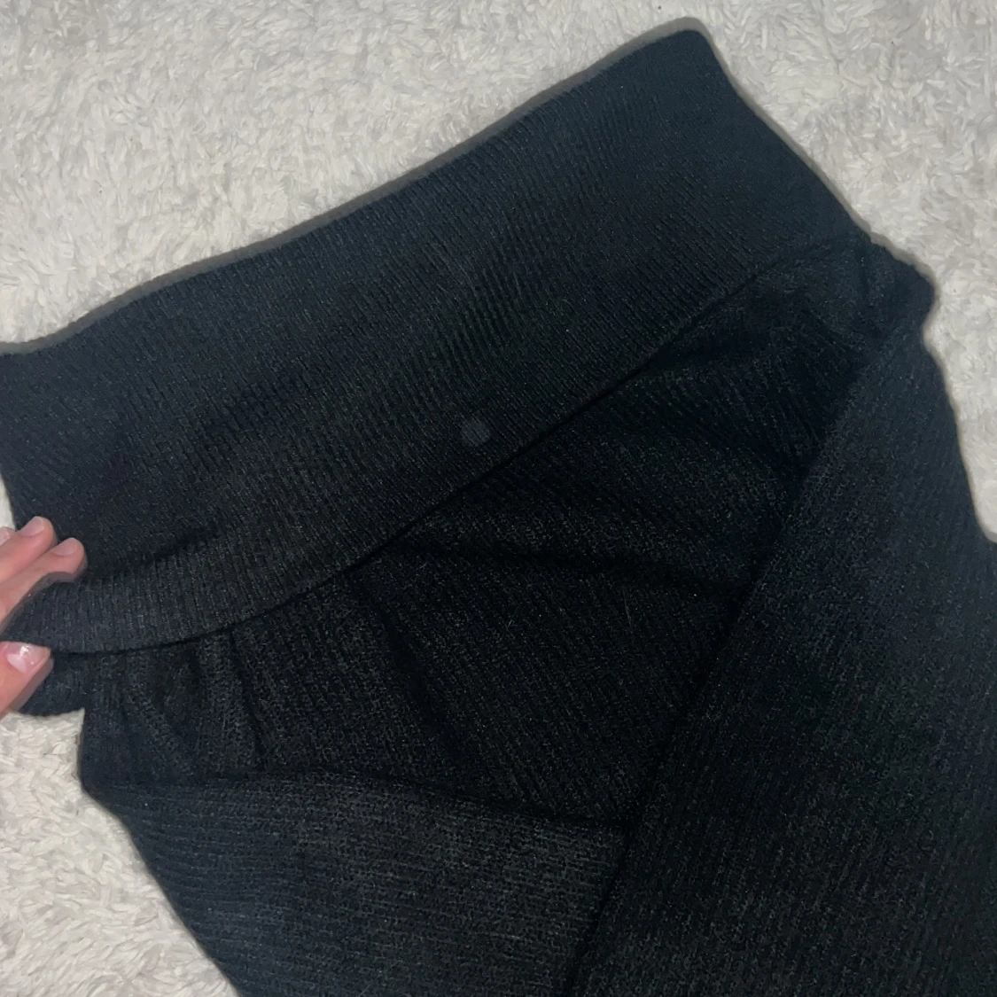 Svart stickad tröja nedvikt vid axlarna - 2