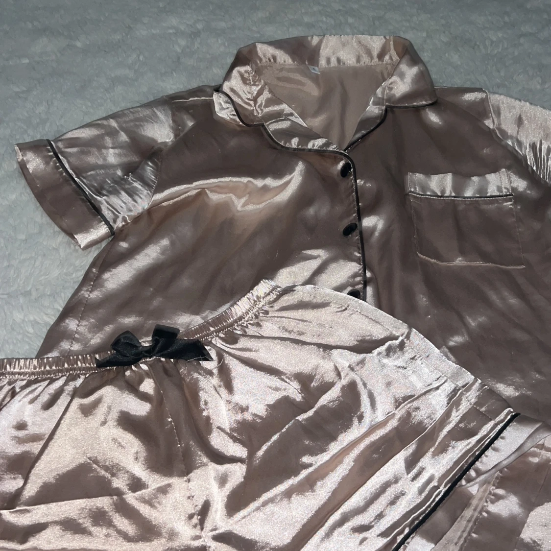 Mysigt silkes pyjamas set shorts och T-shirt - 2