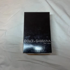 Dolce & Gabbana The One EdP - Helt ny 100ml parfym, pris kan diskuteras vid snabb affär.  Säljer bort en del av min parfym kollektion så det finns lite fler parfymer under min profil, paketpris går också och fixa.    Kvitto finns!