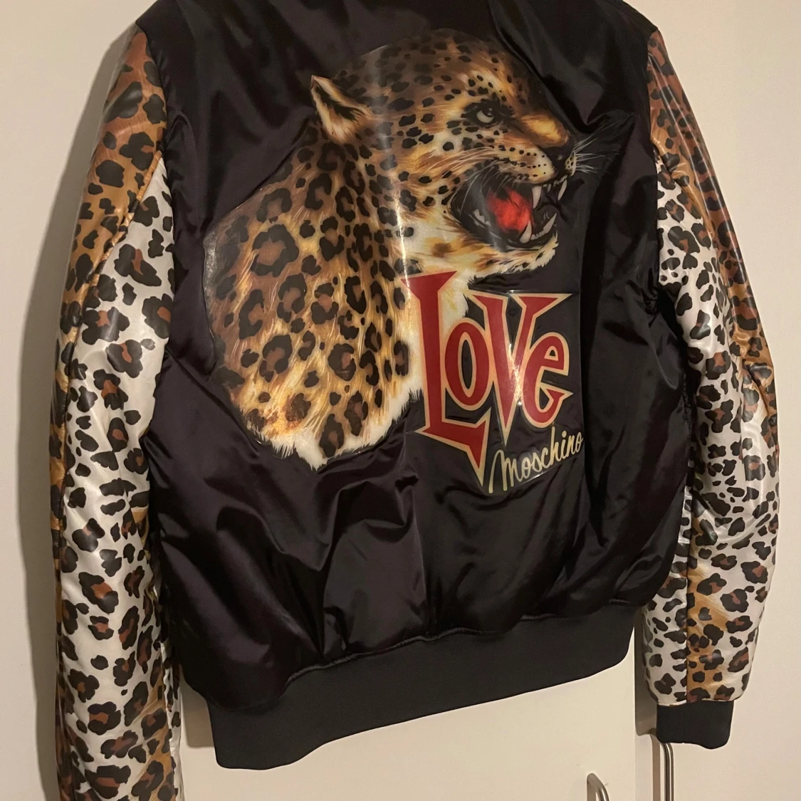 Love Moschino leopard bomberjacka
