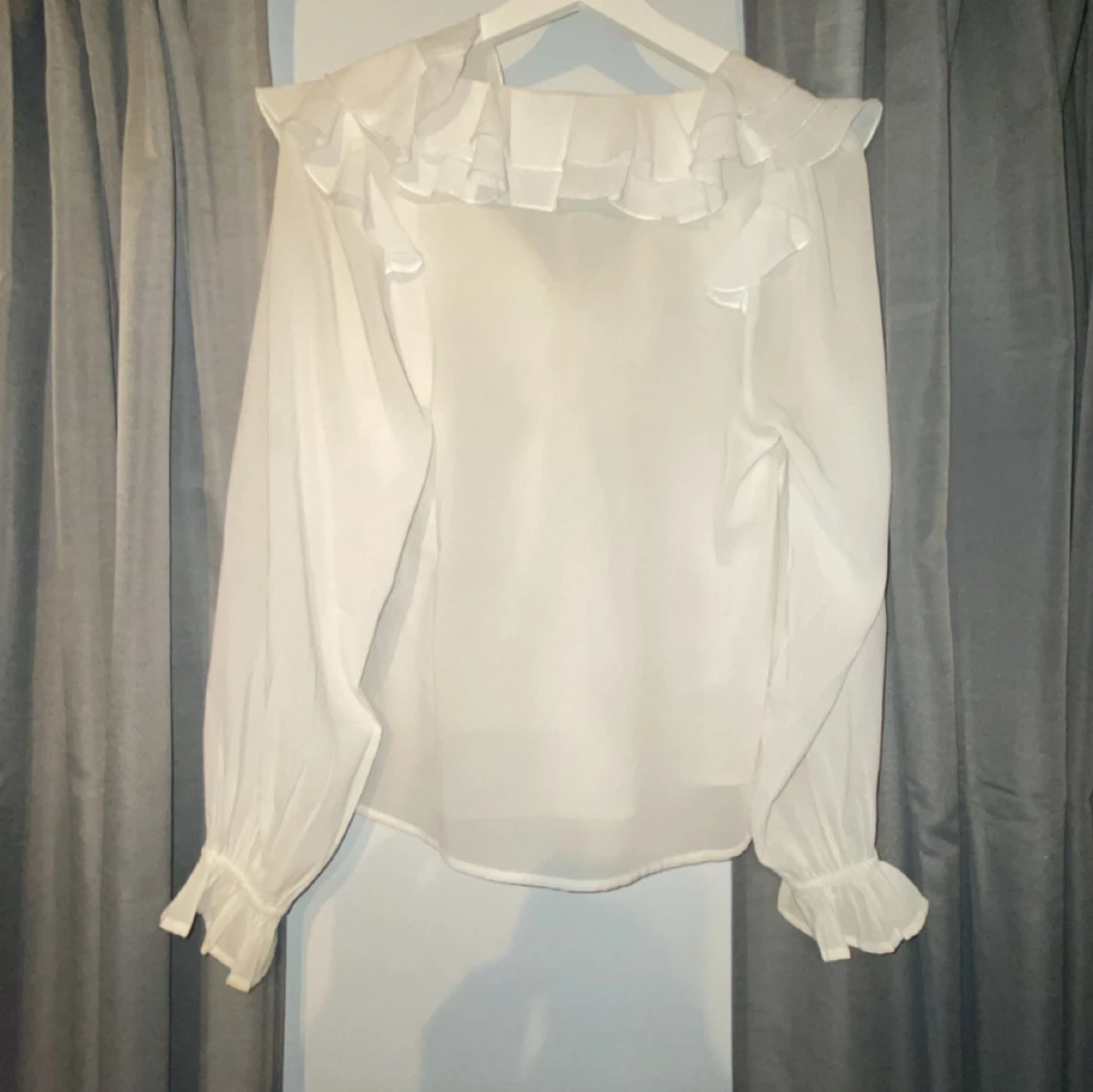 Vit blus med volang och lång ärmar - 1