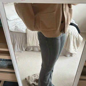 Bootcut jeans  - Så fina bootcut jeans med sömmar på utsidan