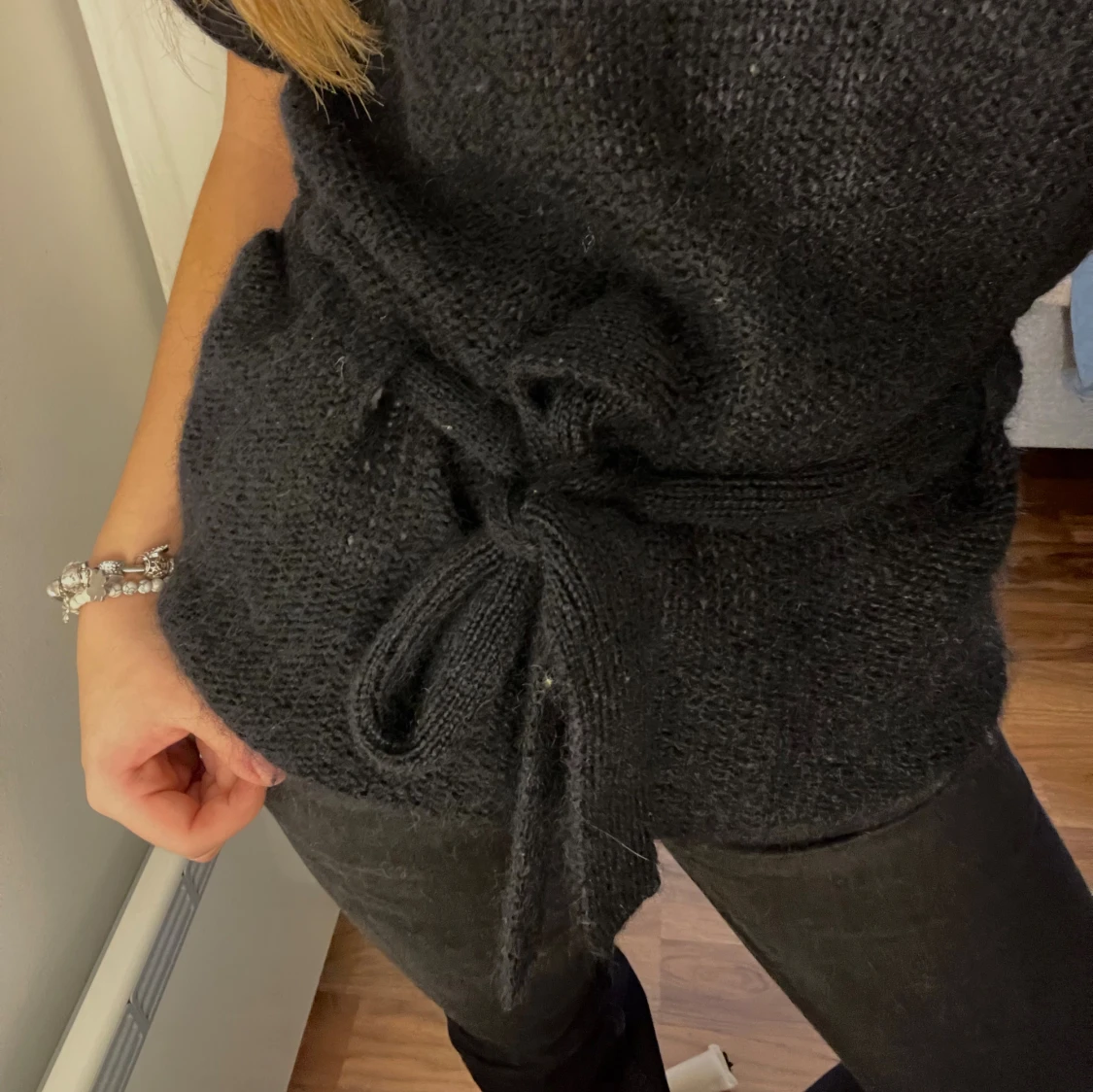 Svart stickad tröja med knyt - 4