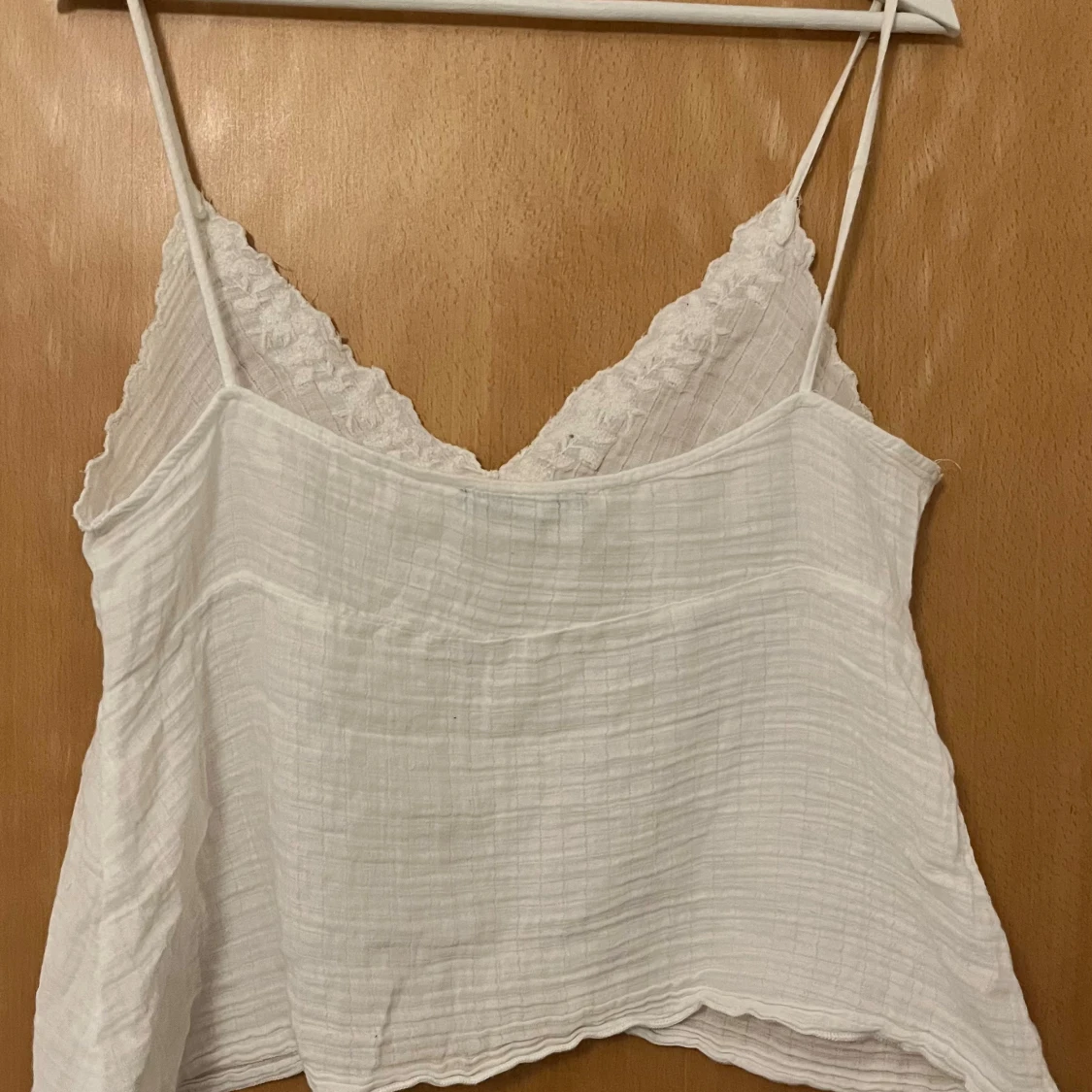 Vit linnetopp med spetsdetaljer - 3